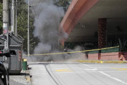Explosión controlada de un artefacto explosivo en el puente de Guajalo al sur de Quito