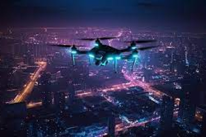 Imagen referencial de un dron desplegado en la noche, tomada de freepik.com