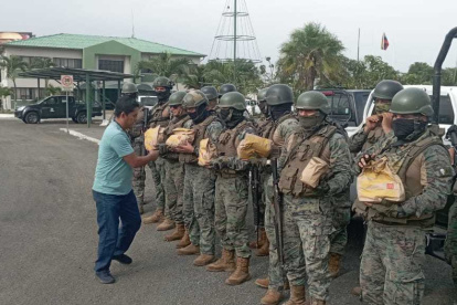 Apoyo.- Momento en que los uniformados reciben alimento donado por Mc Donald"s.