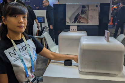 máquina con IA para hacerse la manicura Nimble, hace una demostración con la máquina hoy durante la Feria de Electrónica de Consumo
