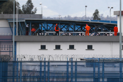 Reclusos permanecen en el techo del Centro de Rehabilitación Social Sierra Centro Norte Cotopaxi, hoy, en Latacunga (Ecuador).