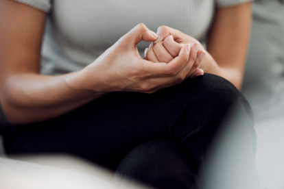 La ansiedad es una respuesta emocional caracterizada por sentimientos de preocupación, nerviosismo y aprehensión.