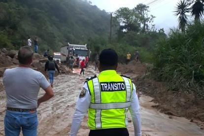 En el kilómetro 99 de la vía Cuenca- Girón- Pasaje, sector Tendales, está cerrado el paso por un derrumbe.