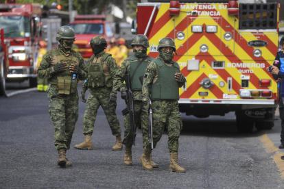 Vista de soldados junto a un camión de bomberos, en una fotografía de archivo.