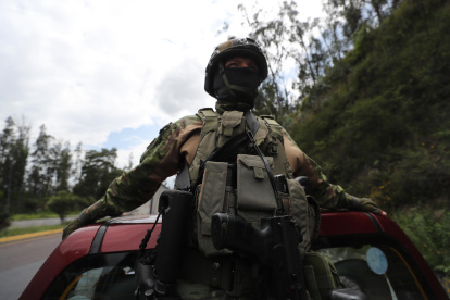 Un soldado se dirige a la zona donde patrullará su equipo hoy, en Quito (Ecuador).