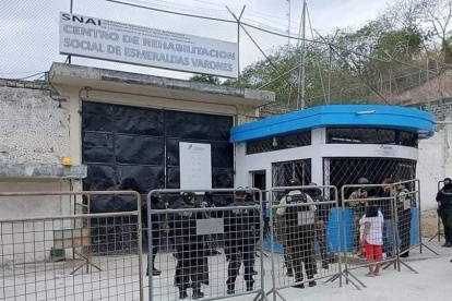 Militares y policías vigilan los exteriores de la Cárcel de Esmeraldas, mientras continúa el motín.