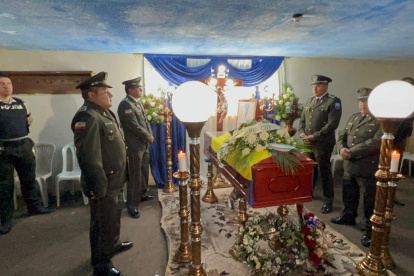 El féretro del policía fue cubierto con la bandera tricolor.