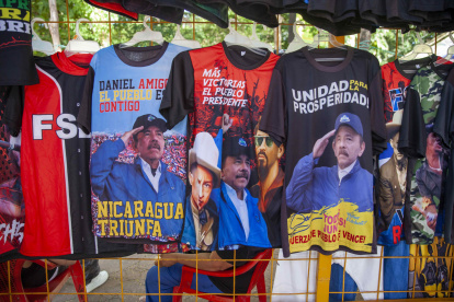 Managua. Una fotografía muestra camisetas con la imagen del presidente de Nicaragua, Daniel Ortega.