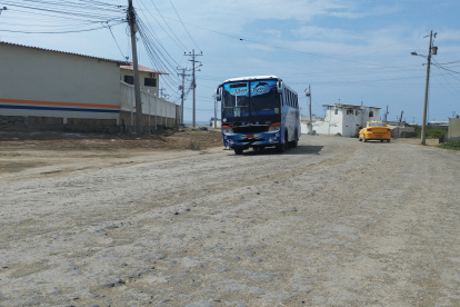 Consecuencias. Hay turistas que han dejado de acudir a la playa de Punta Carnero por el estado en el que se encuentra la ruta, además, bastante oscura.