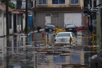 1.Daños. Al menos seis carros quedaron dañados bajo el agua en la 13ava etapa de La Alborada