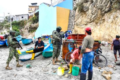 Los militares realizaron operativos en el puerto de Santa Elena.