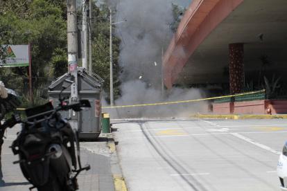 El equipo de técnicos antiexplosivos del GIR realizó una explosión controlada de un paquete sospechoso.