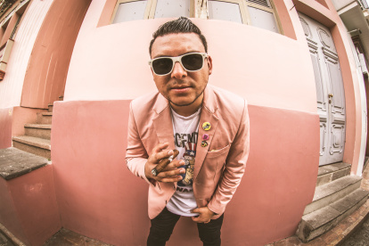 Julico, además de músico, es ilustrador y diseñador gráfico profesional.