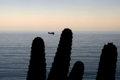 Vista de archivo de una avioneta que pasa sobre el Océano Pacífico en Pacific Palisades, California (Estados Unidos).