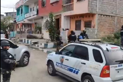 Acción. La Policía llegó a un domicilio en Puerto Limón donde se almacenaban municiones y explosivos para hacer atentados.