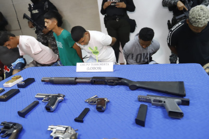 Parte de los detenidos durante el operativo.