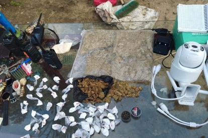 Evidencias. Municiones y sustancias ilícitas, fueron parte de las evidencias halladas por los militares en Portoviejo.