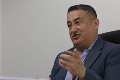 El experto en operaciones especiales y teniente coronel de la Policía de Ecuador en servicio pasivo, Rodrigo Braganza, habla en una entrevista, en Guayaquil (Ecuador)