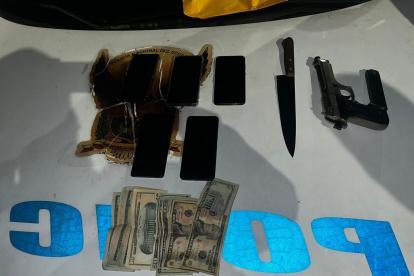 Indicios. Dinero, un arma y municiones, son parte de los elementos recogidos por la Policía.