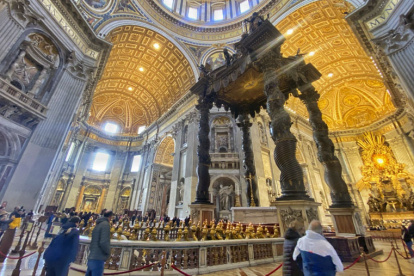 El imponente baldaquino de la basílica de San Pedro realizado por el genio del Barroco italiano Gianlorenzo Bernini