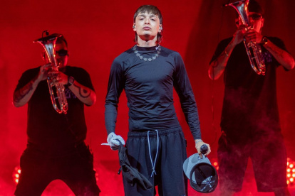 El artsita ha sido criticado por fomentar la narcocultura y las adicciones. En sus shows suele además lanzar pantallas y monitores.