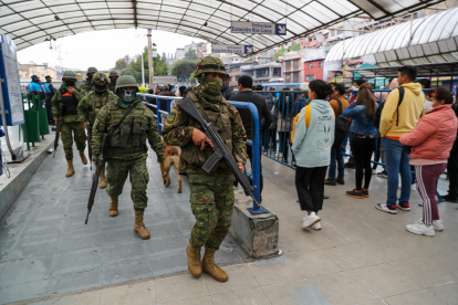 Militares realizan un operativo de control en la estación central de transporte público La Marin hoy, en Quito (Ecuador).