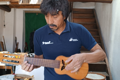 Oswaldo Morocho lleva nueve años tallando charangos en diferentes tipos de madera.