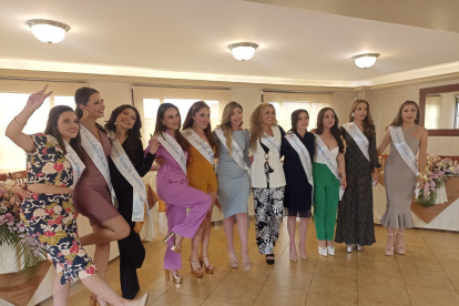 Una de estas chicas aspira a ser la nueva Reina de las Flores y las Frutas
