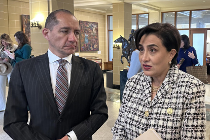 La canciller ecuatoriana, Gabriela Sommerfeld (d), habla con la prensa junto al vicecanciller, Carlos Larrea.