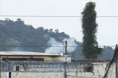 Una columna de humo sobresale de una cárcel de Ecuador, en una fotografía de archivo.