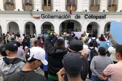 Madres, padres y familiares se apostaron frente a la gobernación en búsqueda de respuesta ante retención de guías penitenciarios.