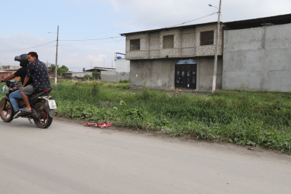 El cadáver de la mujer fue abandonado en una zanja.