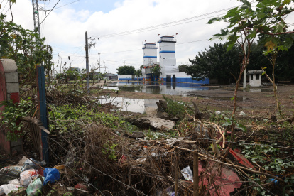1. Ingreso. Tras la lluvia del pasado jueves, el ingreso y alrededores del sitio quedaron anegados.