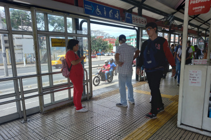 Situación. El estado de muchas paradas es deplorable. En varias las puertas no funcionan.