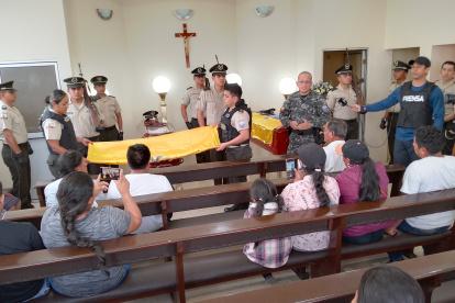 Escena. Sus compañeros de institución le dieron el último adiós.