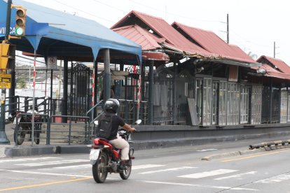 Daños. Varias estaciones presentan daños en su techado. Esto se atribuye al paso de automotores grandes que invaden el carril exclusivo de la metrovía y chocan contra las cubiertas.