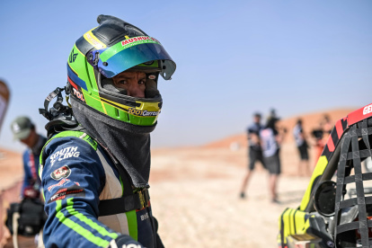 El piloto ecuatoriano Sebastián Guayasamín tras terminar la sexta etapa del rally Dakar.