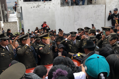 Varios agentes de la Policía asistieron al sepulcro.