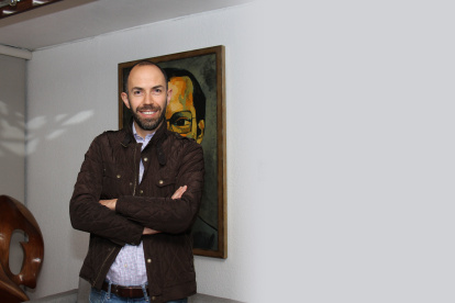 José Hidalgo nació en 1980, es economista y escritor. Actualmente dirige la Corporación de Estudios para el Desarrollo (Cordes).