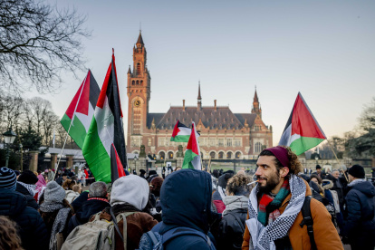 La Haya. Simpatizantes de Palestina se manifiestan frente a la CIJ.