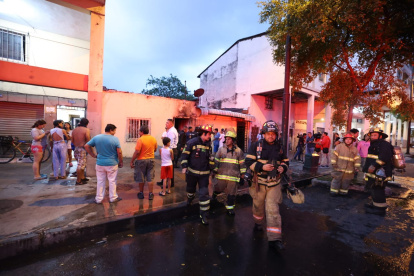 Personal del Cuerpo de Bomberos llegó para apagar las llamas.