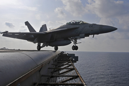 Imagen de maniobras de la marina estadounidense en el mar de China meriodinal.