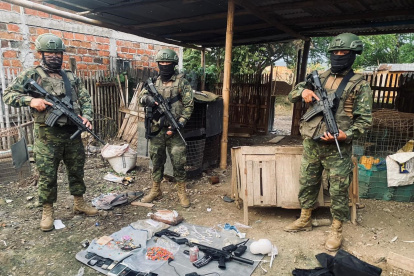 Labores. En las operaciones de este viernes siguió el decomiso de armas, municiones y explosivos.