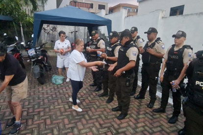 Centro. Los militares que estaban cerca al Malecón recibieron alimentos.