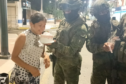 Momento en que los soldados le cantaban el cumpleaños a Sayuri.