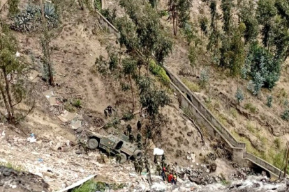 El carro que llevaba a ocho militares rodó a 100 metros al abismo.