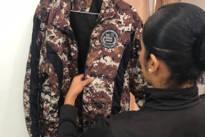 Ya en su vivienda ubica la chompa que le acompañó durante su cautiverio.