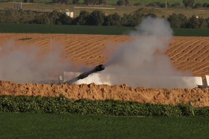 La artillería israelí dispara contra objetivos en la Franja de Gaza, en un lugar no revelado junto a la frontera israelí con el enclave palestino.
