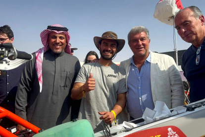 El piloto tricolor Juan José Puga (c) con Joan Laporta, presidente del Barça (d).