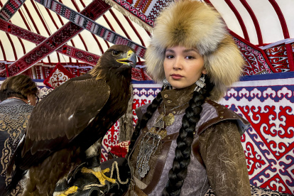 Astaná. Una mujer de Kazajistán posa con un águila de la estepa.